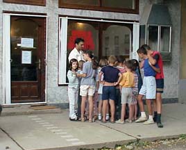 Parveen Teaching Kids23.jpg (19981 bytes)