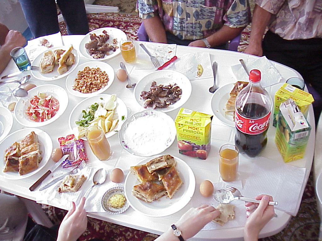dishes.jpg (187943 bytes)